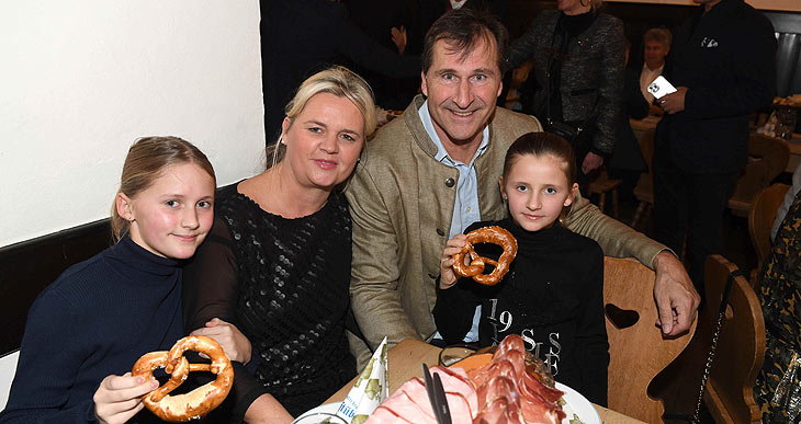 Lars Riedel mit Freundin Katja Gruber und Tochter Emma und Paula  / Neujahrsempfang des "Eagles Charity Golf Club" im Herzoglichen Bräustüberl Tegernsee am 15.01.2023 / ©Foto:Schneider-Press/W.Breiteneicher 